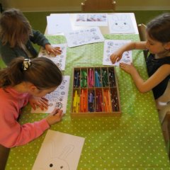 Kinder malen Osterbilder