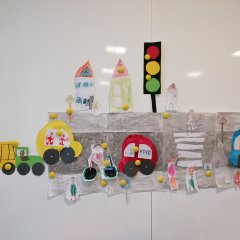 Gebastelte Autos auf gebastelter Straße