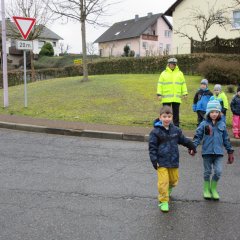 Kindergartenkinder überqueren Hand in Hand die Straße