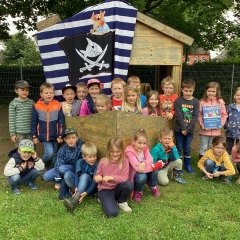 Kinder auf dem Spielplatz im Seegelschiff