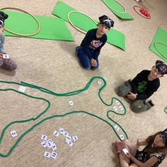 Kinder auf dem Boden