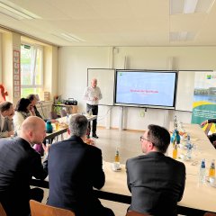 Personen bei Projektvorstellung