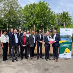 Personen bei Förderbescheidübergabe