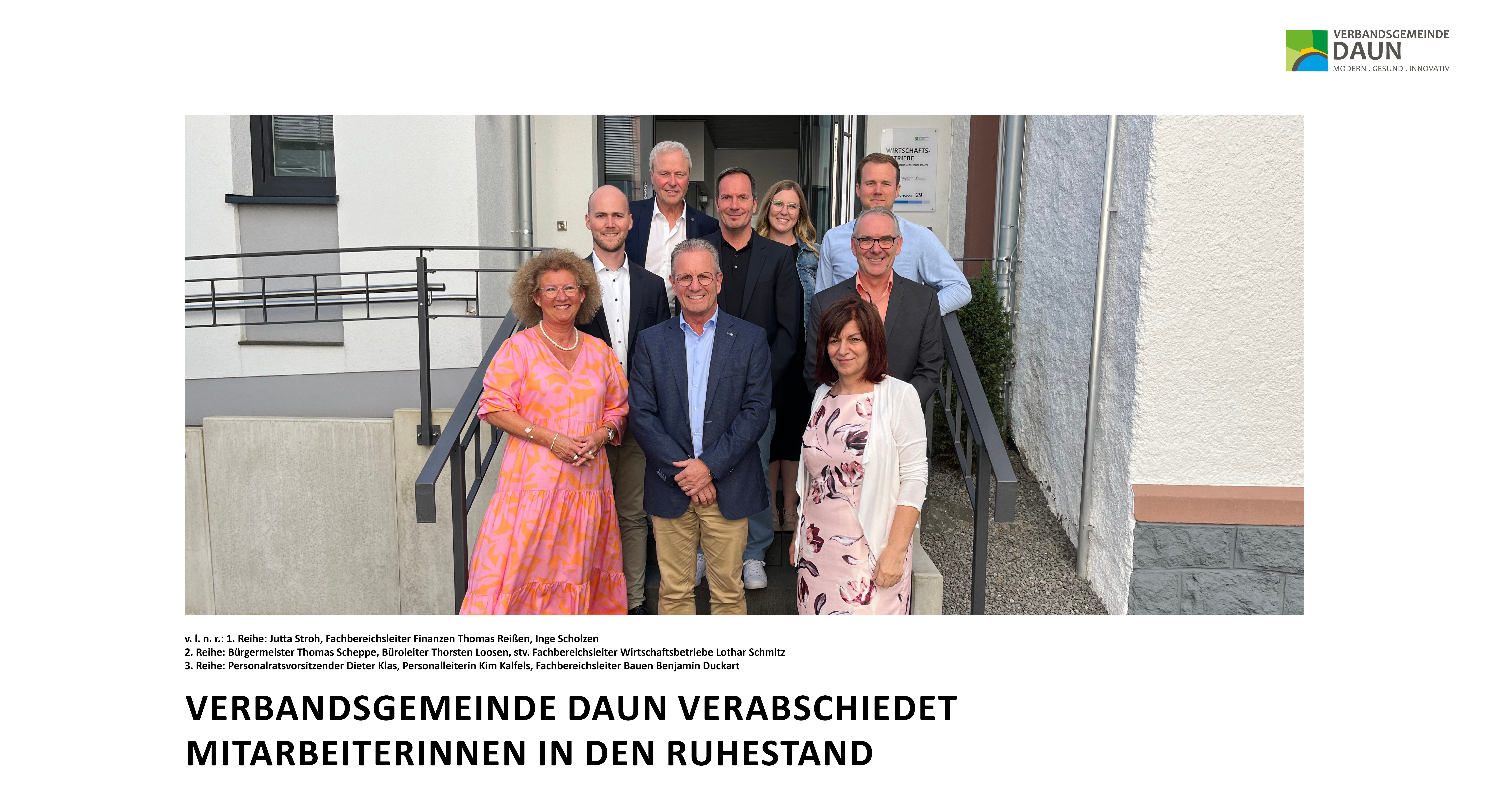 Personen vor Gebäude