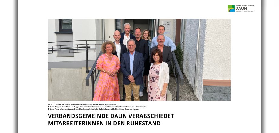 Personen vor Gebäude