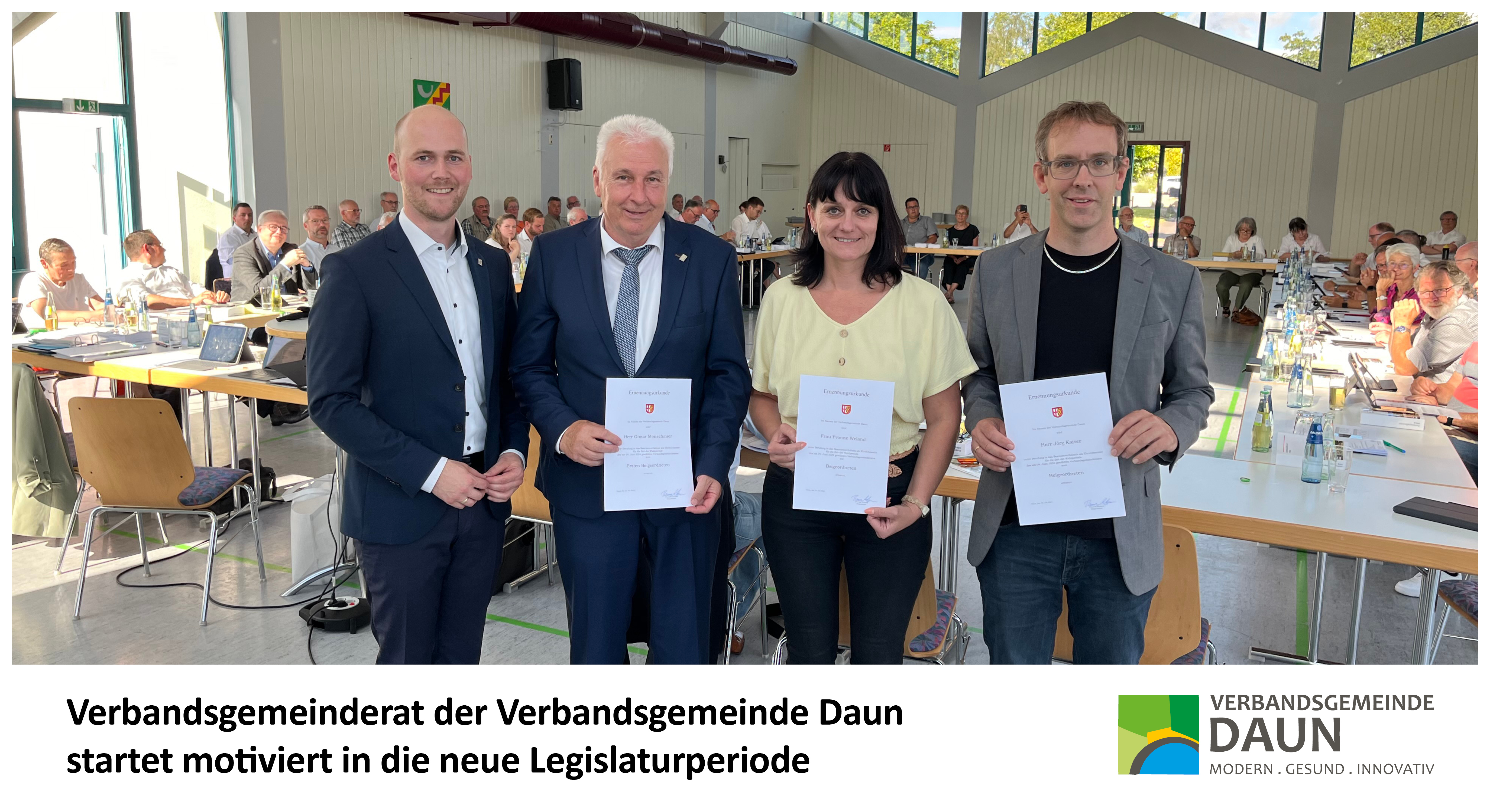 Vier Personen mit Urkunden