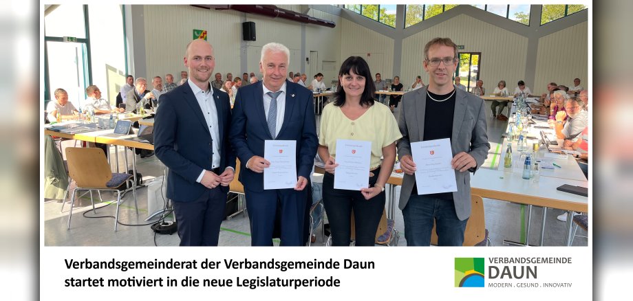 Vier Personen mit Urkunden