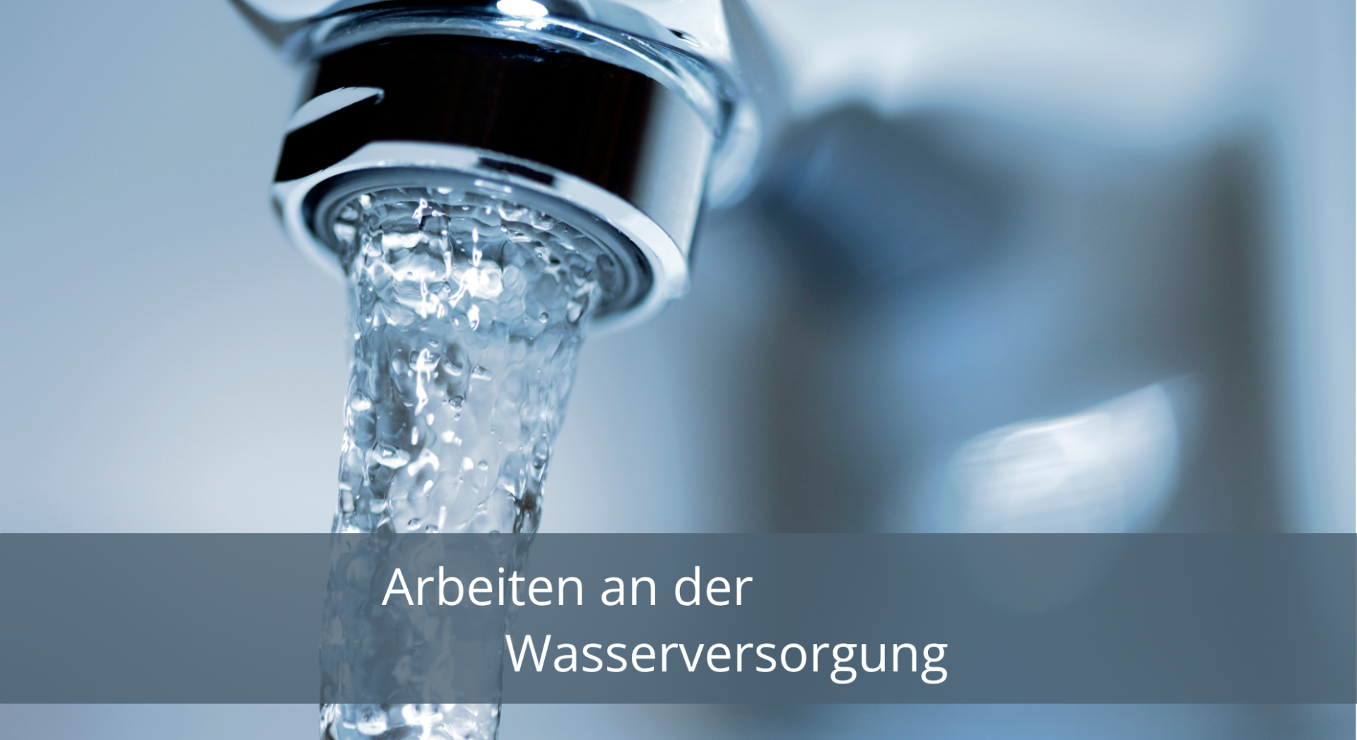 Symbolbild Arbeiten an der Wasserversorgung mit einem laufenden Wasserhahn