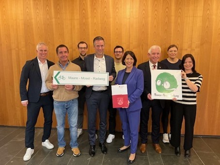 Personen bei Förderbescheidübergabe