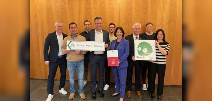 Personen bei Förderbescheidübergabe