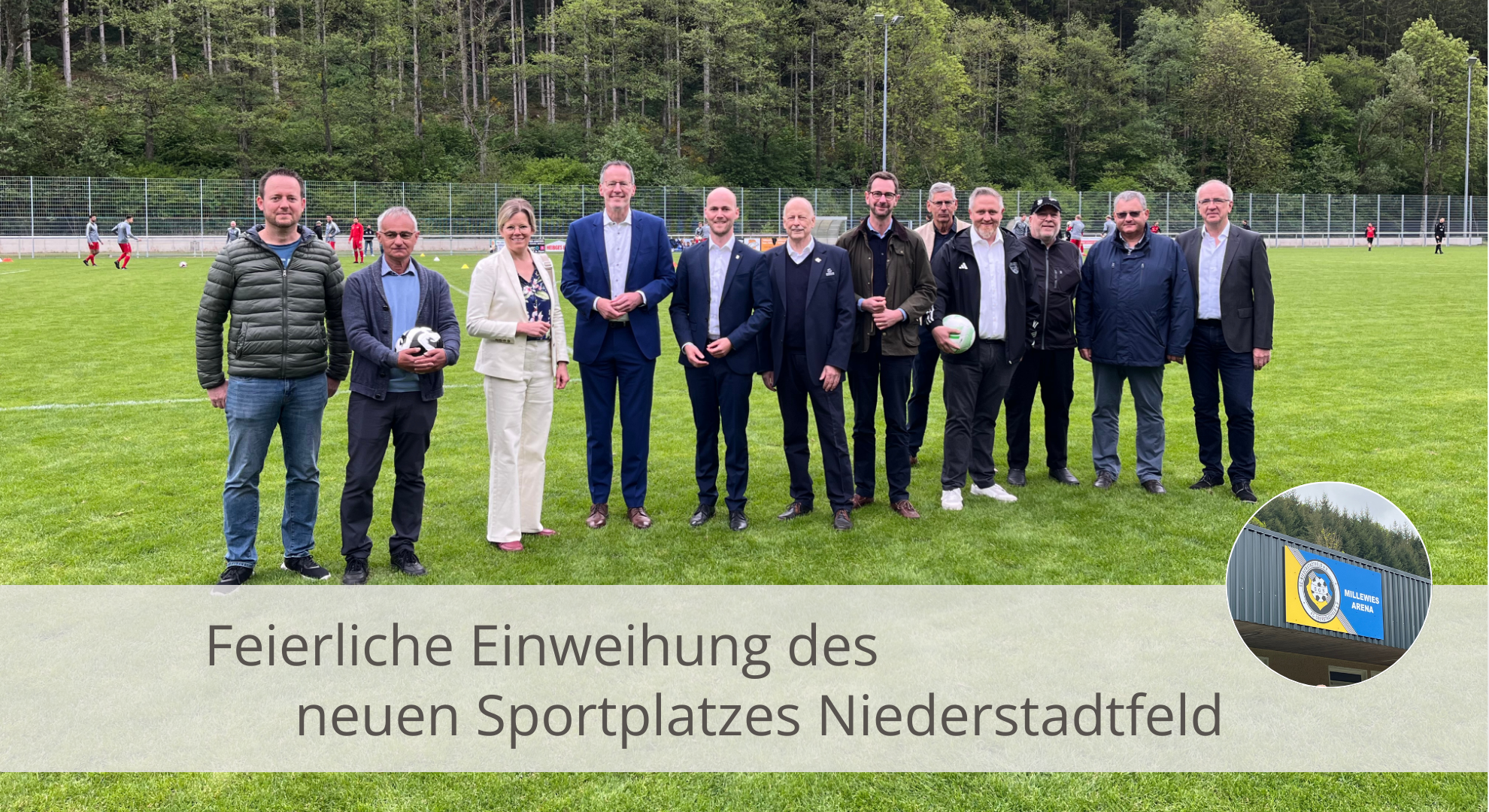 Personen auf dem neuen Sportplatz in Niederstadtfeld