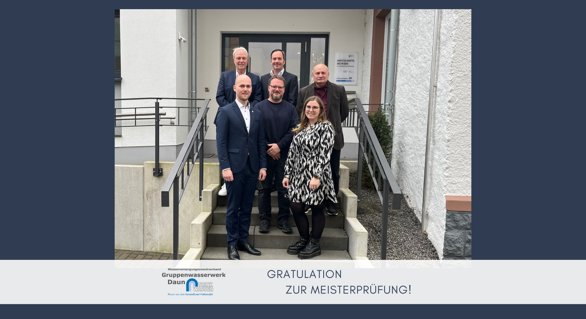 Personen vor Gebäude