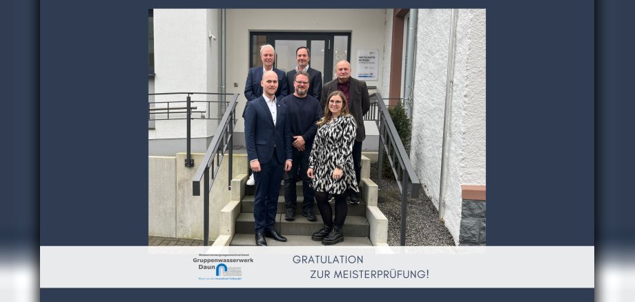 Personen vor Gebäude