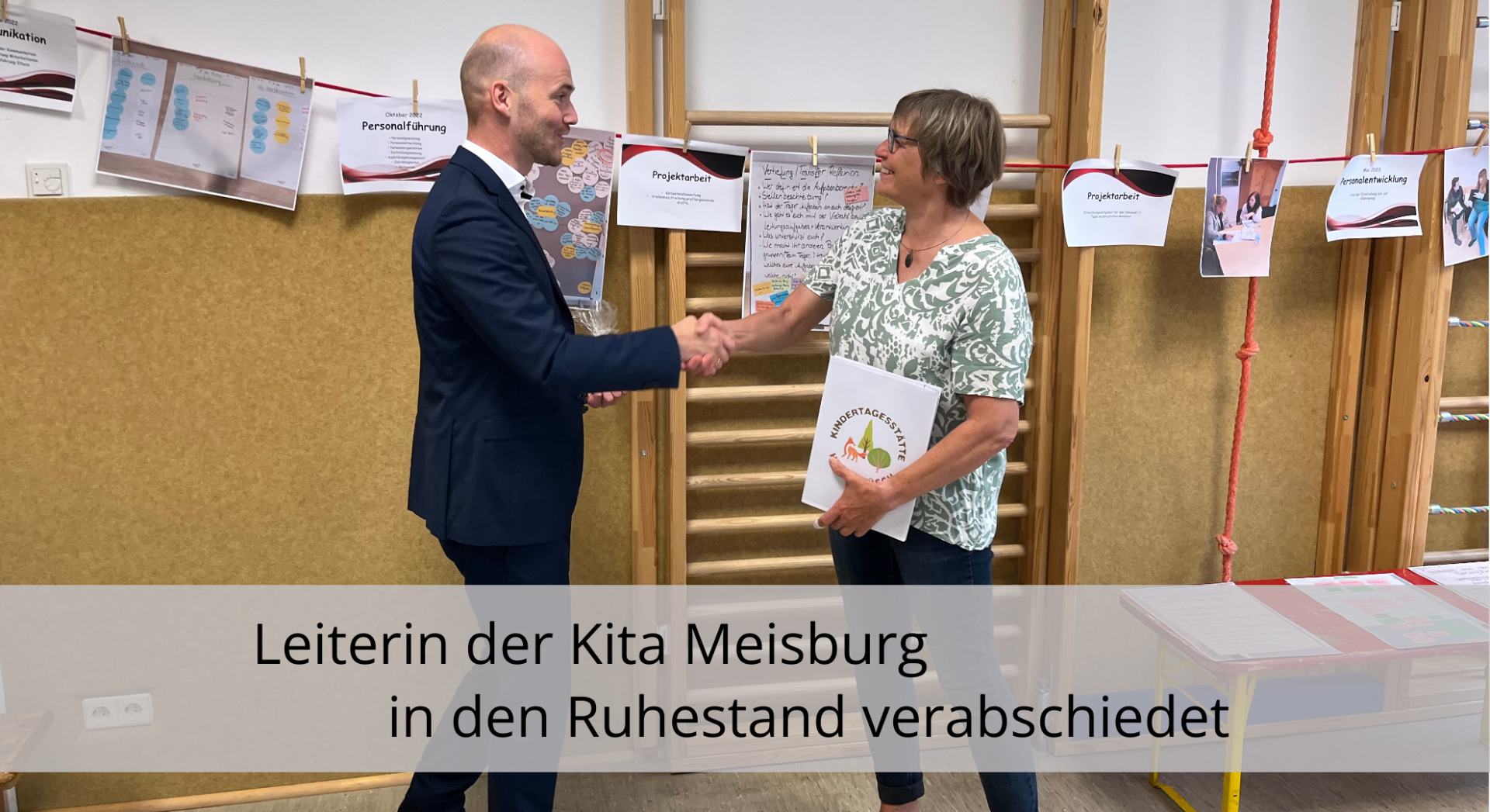 Zwei Personen schütteln sich die Hand