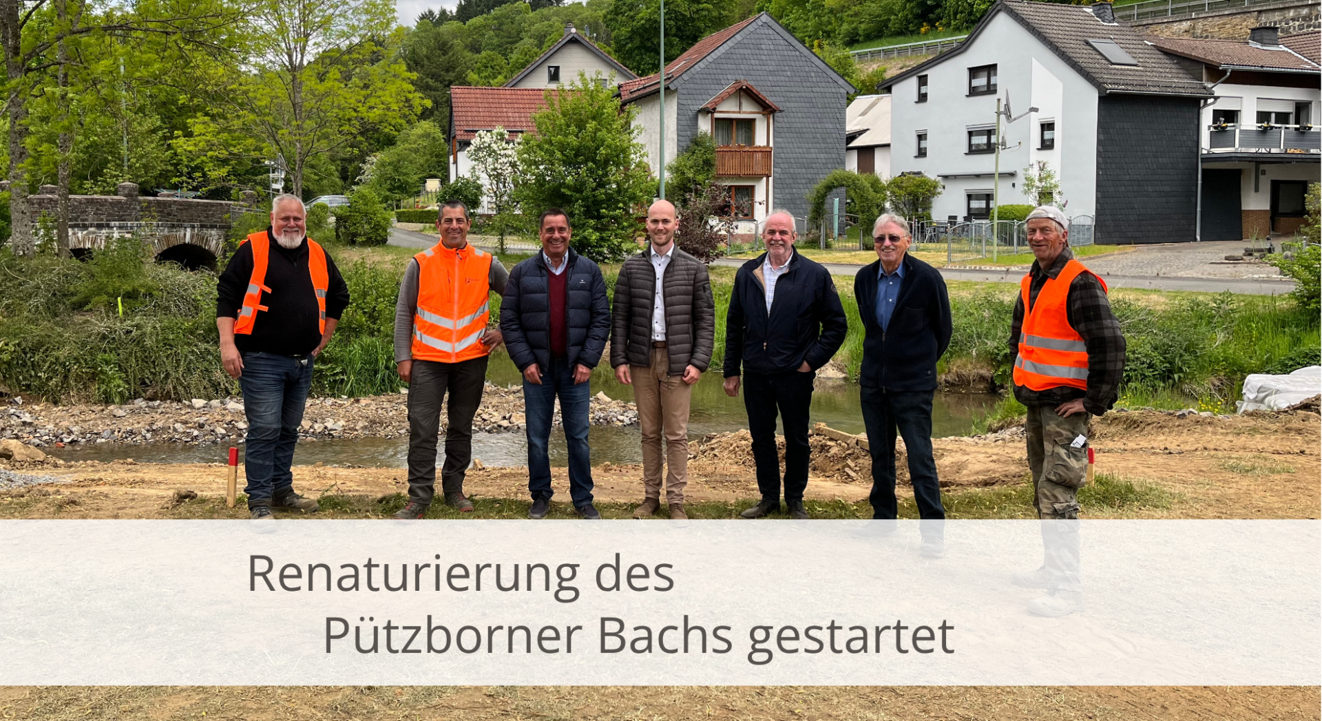 Personen vor Renaturierungsmaßnahme