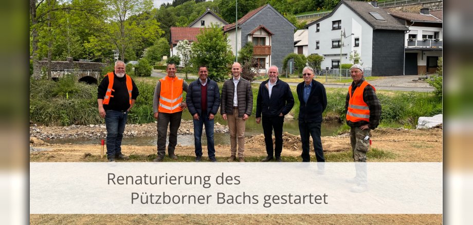 Personen vor Renaturierungsmaßnahme