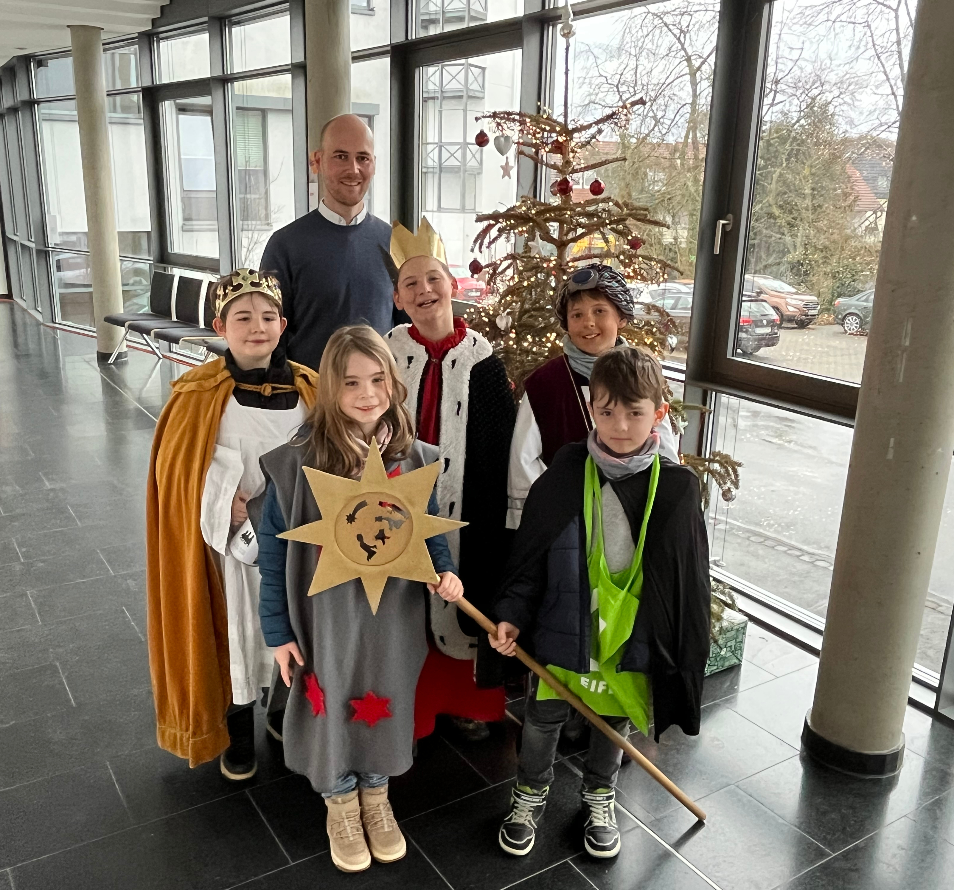 Kinder als Sternsinger mit Bürgermeister