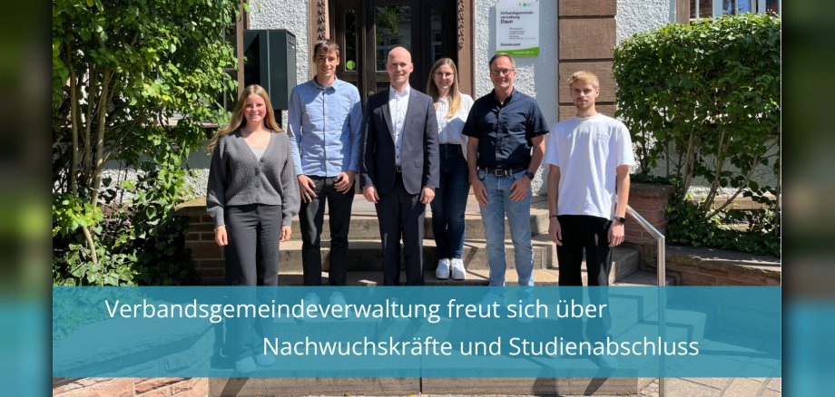 Personen vor Verwaltungsgebäude