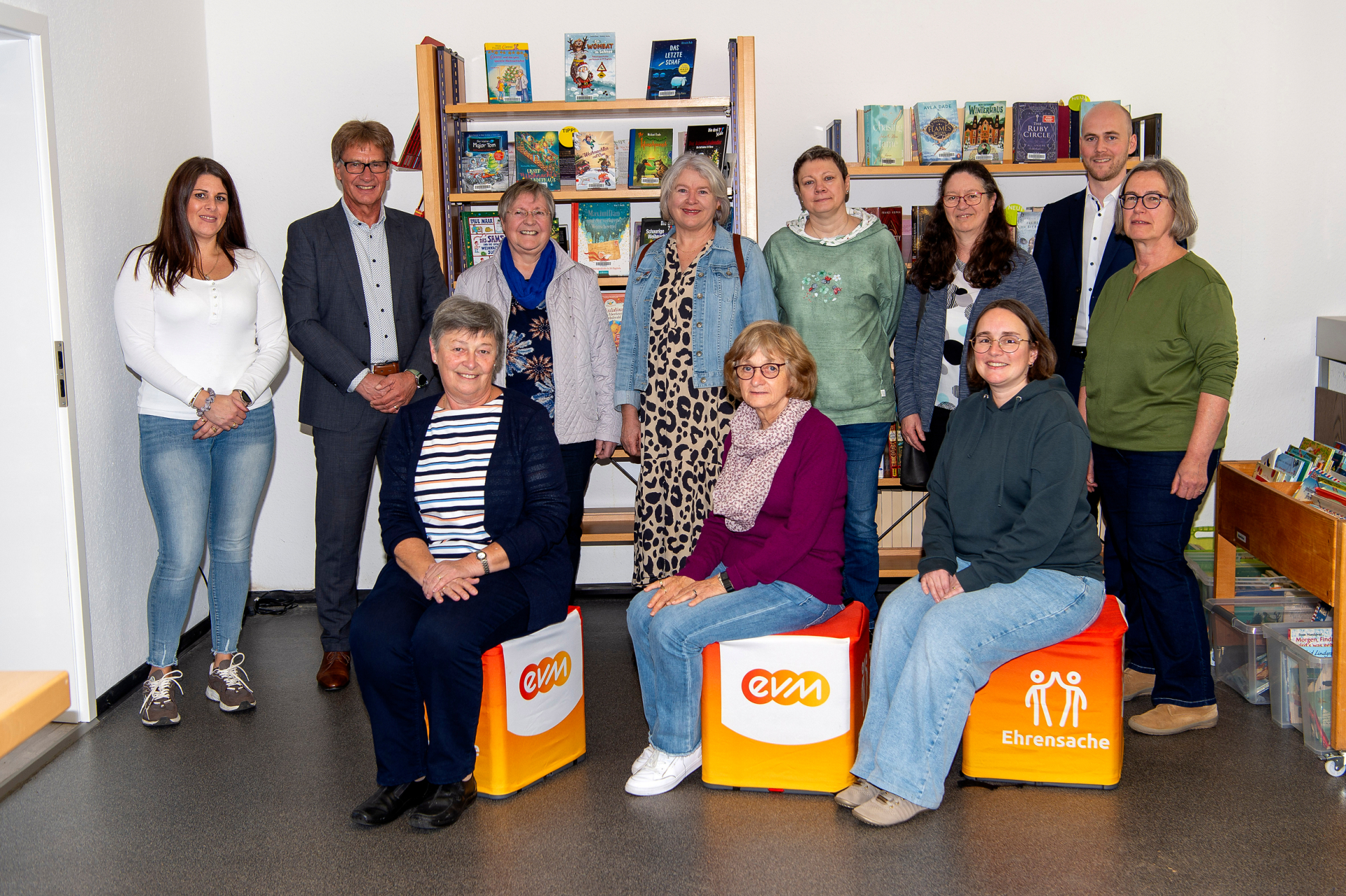 Personen vor Bücherregalen