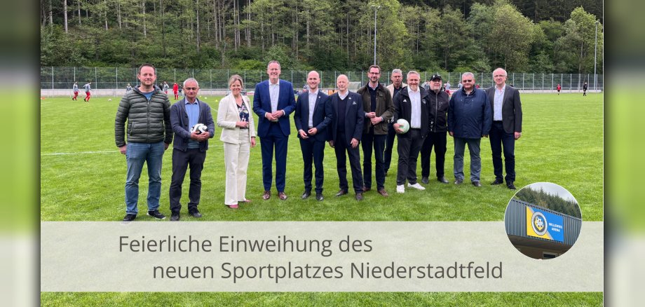 Personen auf dem neuen Sportplatz in Niederstadtfeld