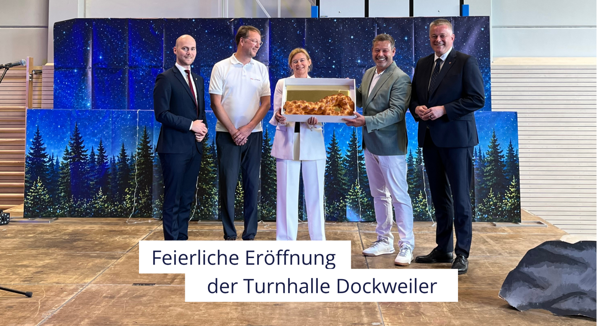 Fünf Personen mit symbolischen Schlüssel