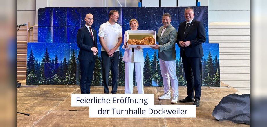 Fünf Personen mit symbolischen Schlüssel