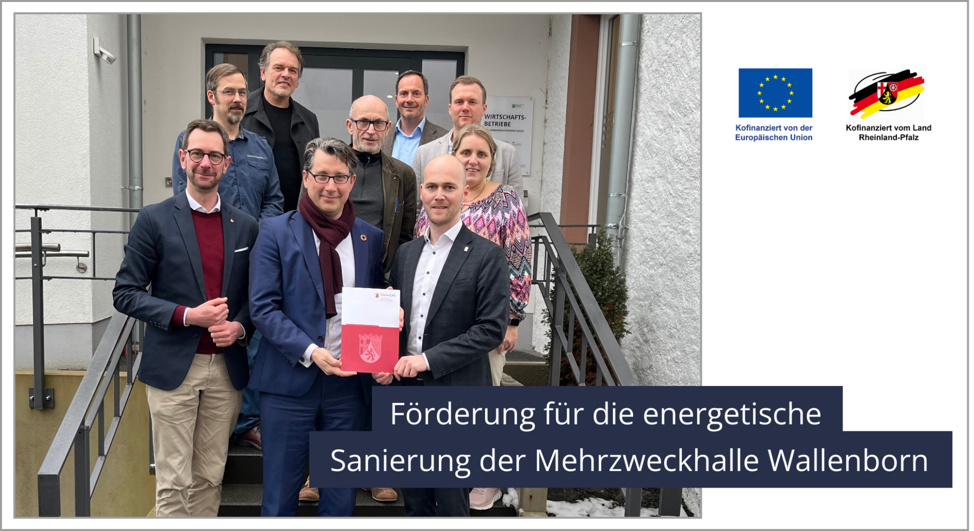 Personen mit Förderbescheid vor Gebäude