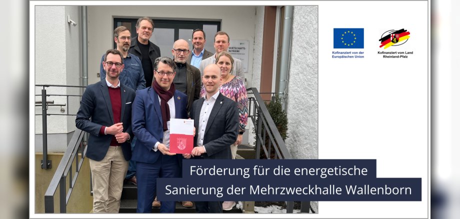 Personen mit Förderbescheid vor Gebäude