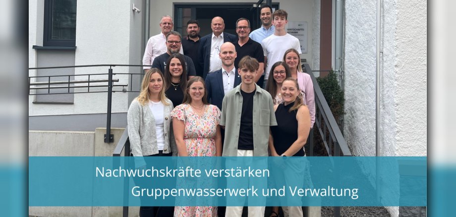Nachwuchskräfte verstärken Gruppenwasserwerk und Verwaltung - 1 Personen vor Verwaltung