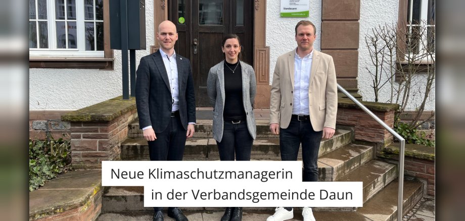 Klimaschutzmanagerin VG Daun_HP - 1 Drei Personen vor Verwaltungsgebäude