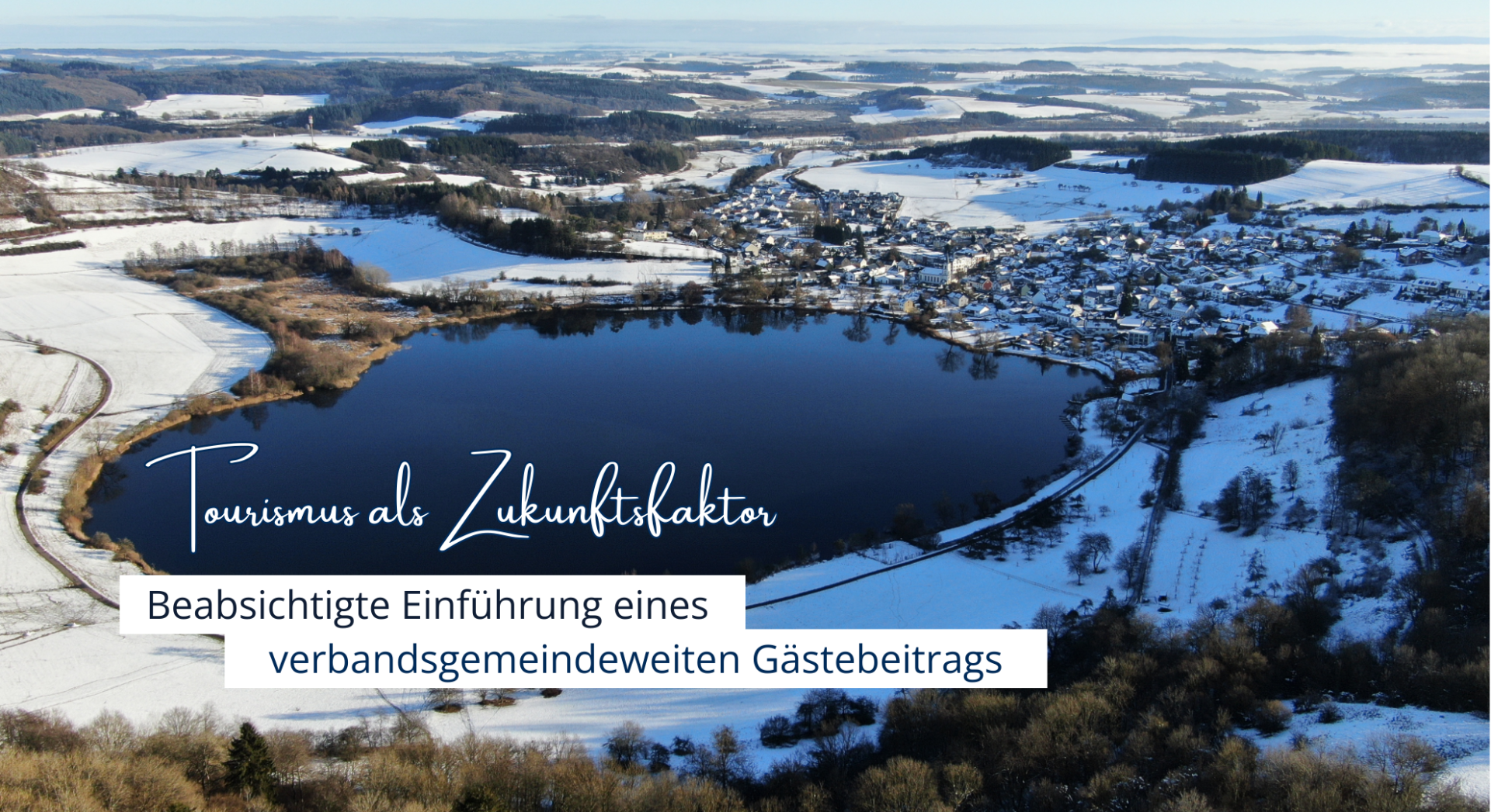 Maar von oben mit Schneelandschaft