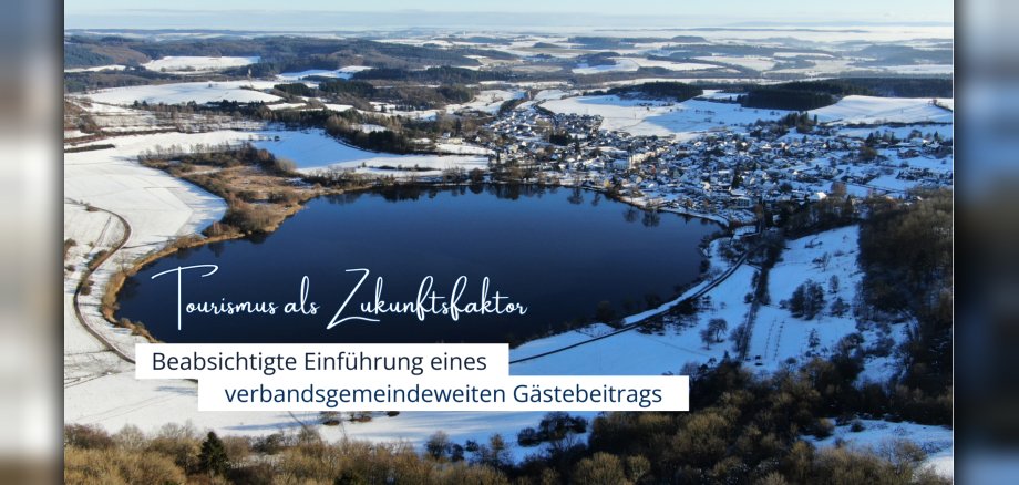 Maar von oben mit Schneelandschaft