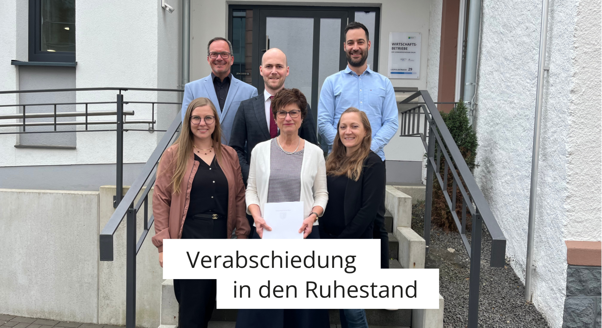 Sechs Personen vor Verwaltung
