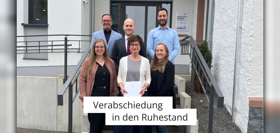 Verabschiedung in den Ruhestand_HP - 1 Sechs Personen vor Verwaltung