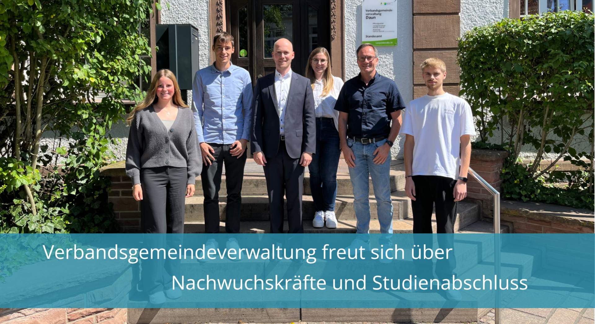 Personen vor Verwaltungsgebäude