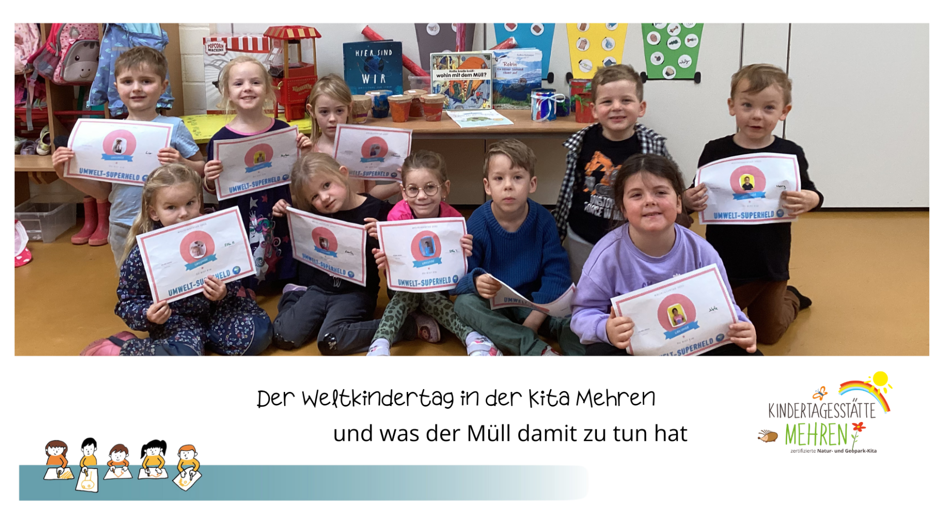 Kinder sitzen auf Boden und zeigen ihre Urkunden