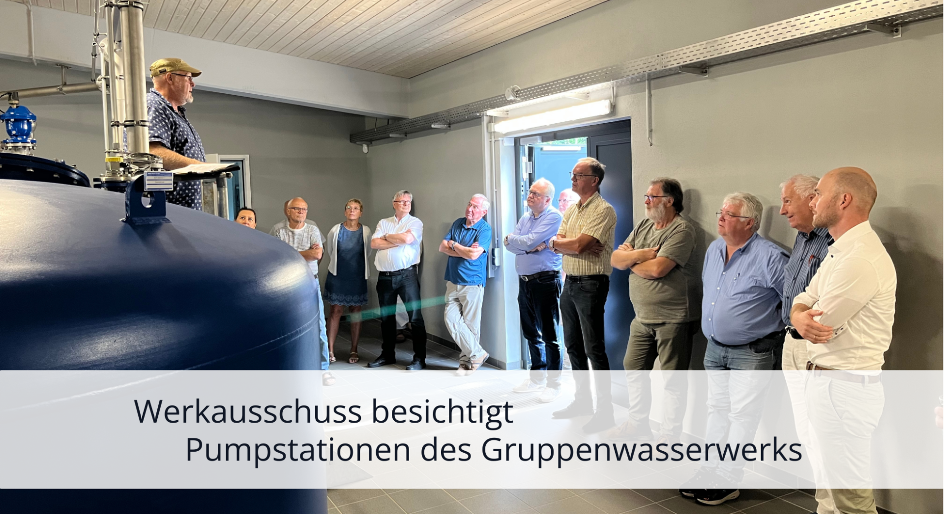 Personen in der Pumpstation vor einem Filterkessel