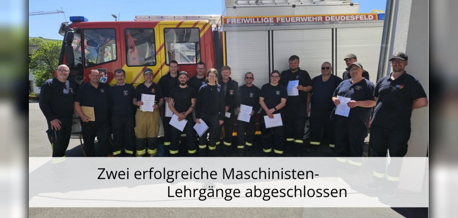 Personen vor dem Feuerwehrauto