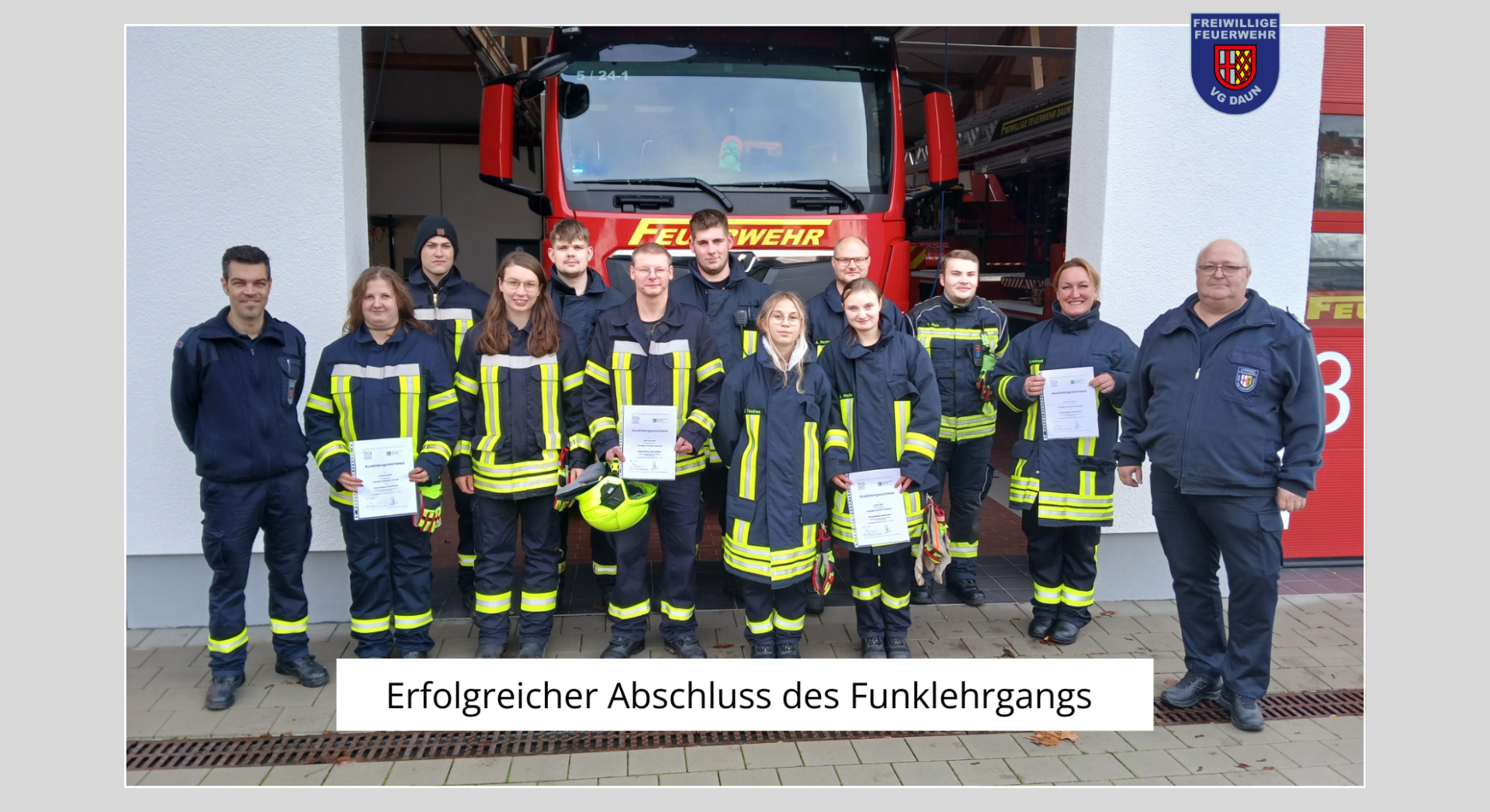 Feuerwehrkräfte vor Feuerwehrgebäude