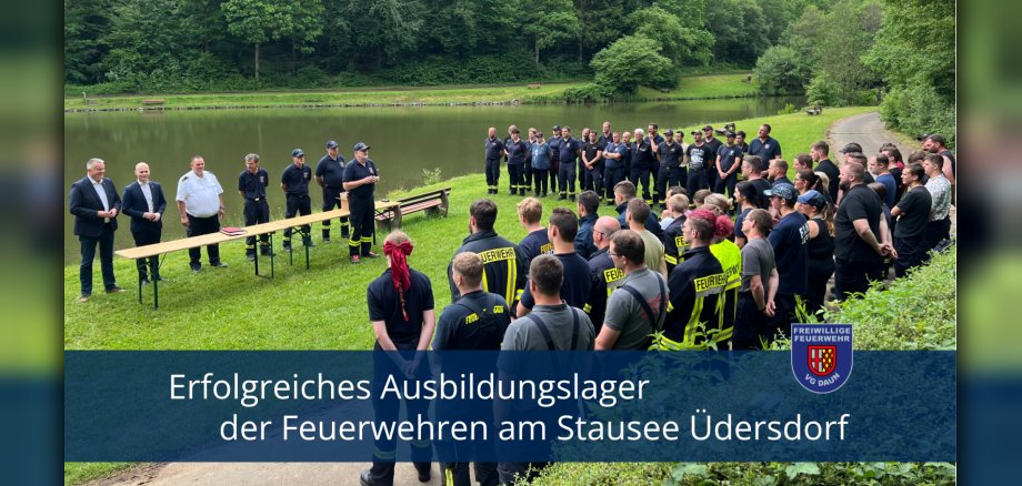 Feuerwehr_HP - 1 Foto von Personen am See