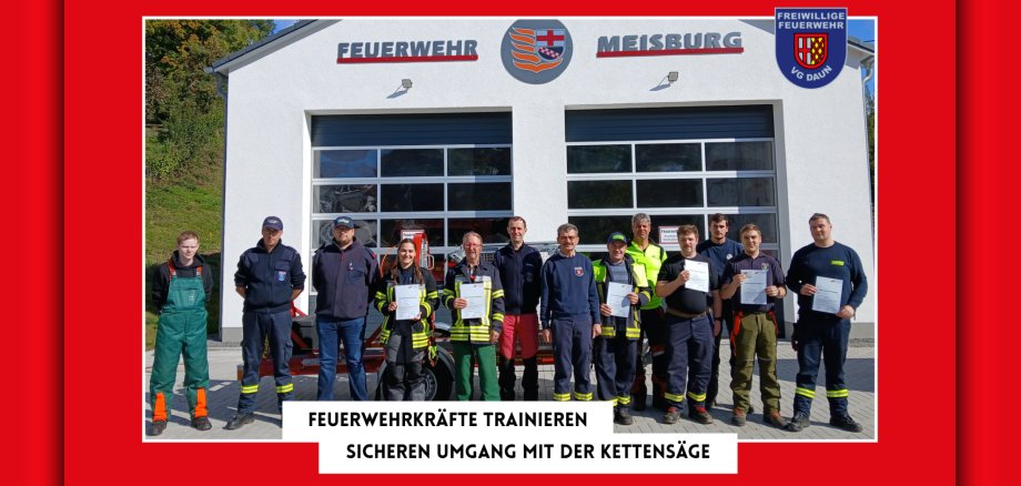 Personen vor Feuerwehrgebäude