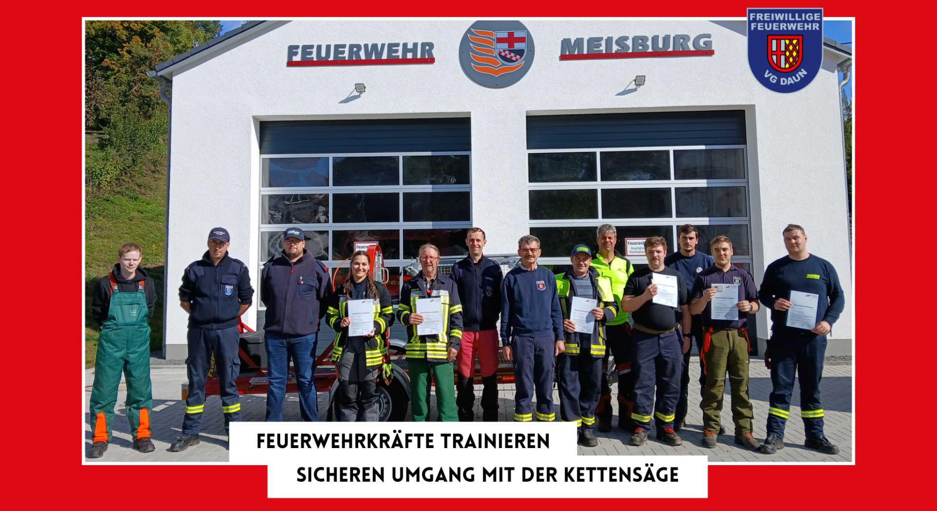 Personen vor Feuerwehrgebäude
