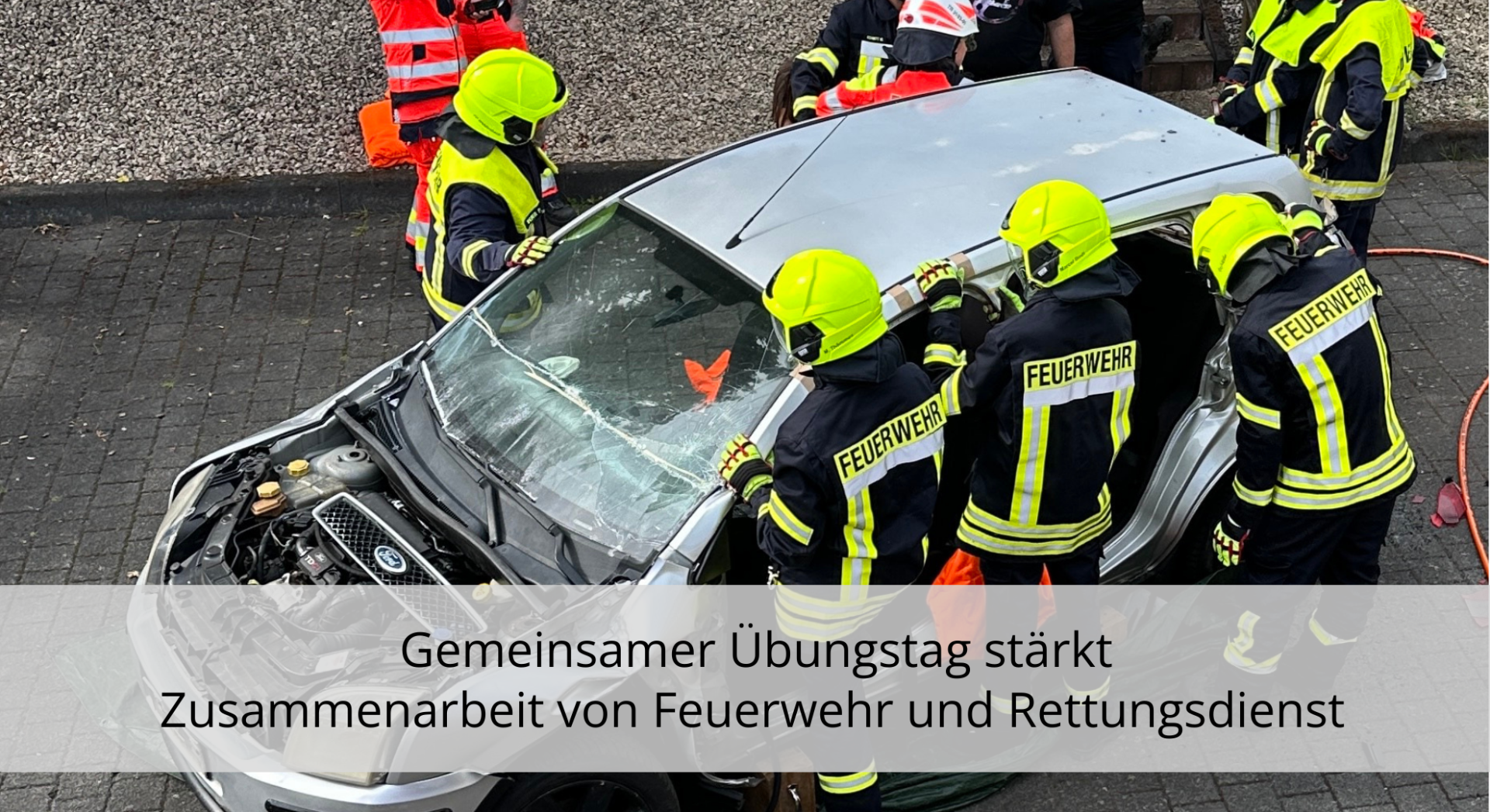 Symbolbild: Einsatzkräfte arbeiten an dem verunfallten Fahrzeug im Rahmen der Übung