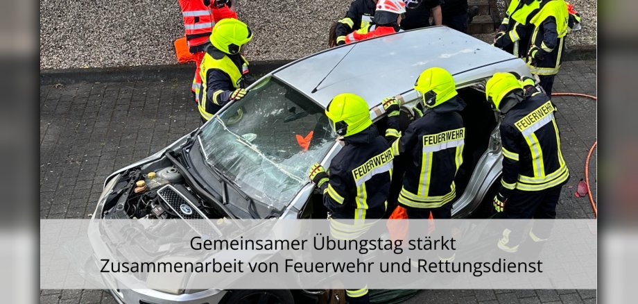 Symbolbild: Einsatzkräfte arbeiten an dem verunfallten Fahrzeug im Rahmen der Übung