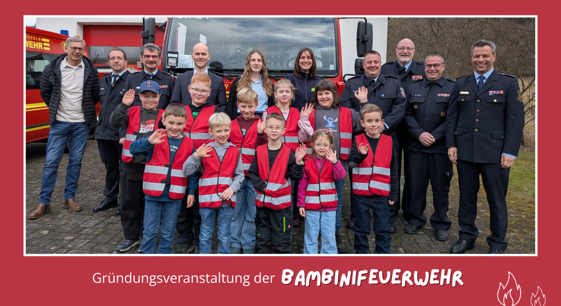 Kinder und Erwachsene vor Feuerwehrfahrzeug