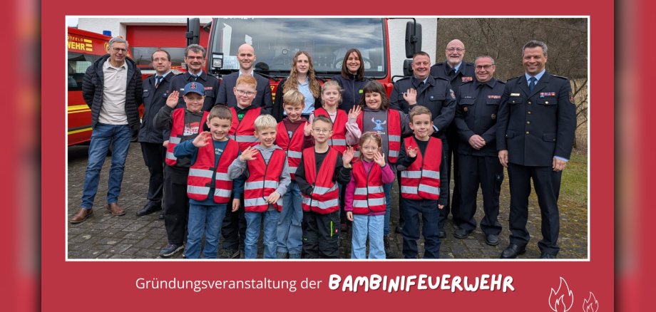 Gründung Bambinifeuerwehr Oberstadtfeld_HP - 1 Kinder und Erwachsene vor Feuerwehrfahrzeug