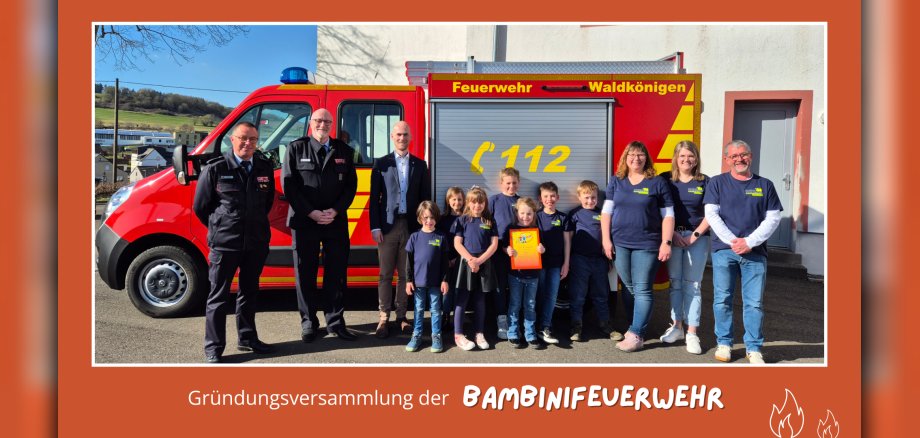 Gründungsversammlung Bambinifeuerwehr (1980 x 1080 px) - 1 Personen vor dem Feuerwehrauto