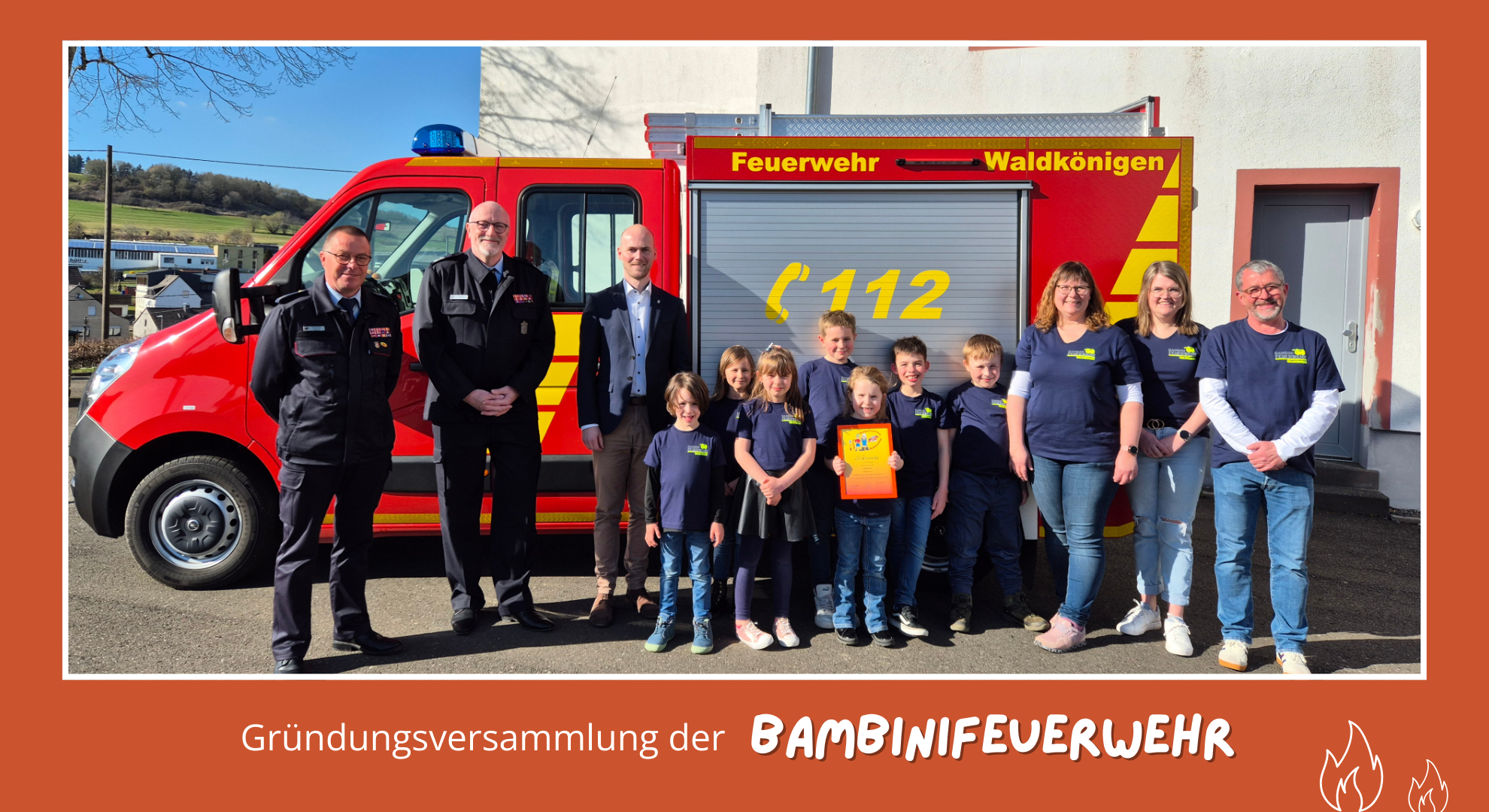 Personen vor dem Feuerwehrauto