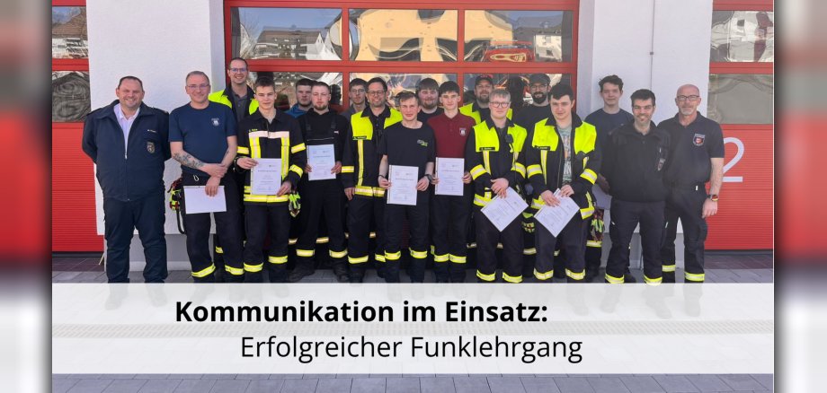 Personen vor der Feuerwehrwache