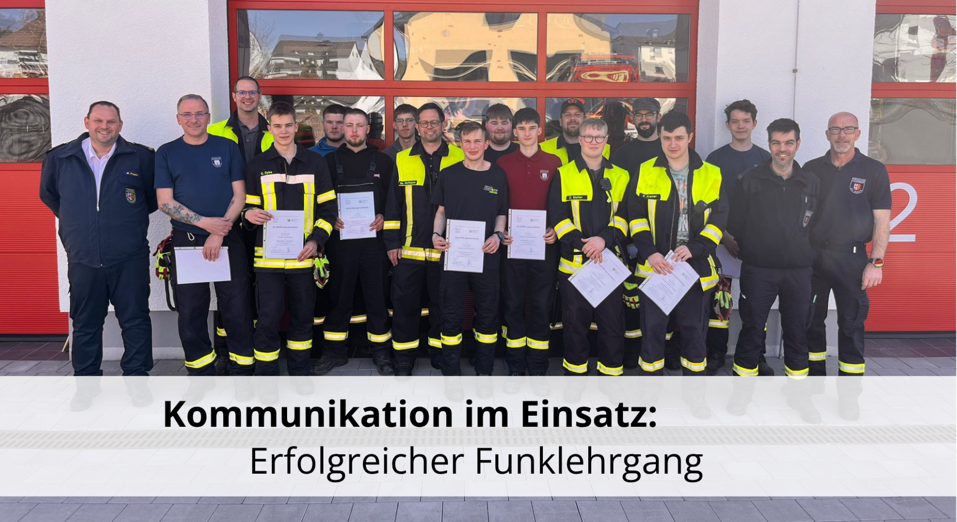 Personen vor der Feuerwehrwache